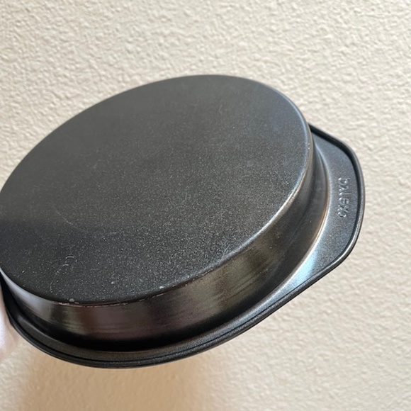 Pyrex Cake Tin Round. makes 9" inch Diameter cake. two handles. metal. coated. - Picture 4 of 4